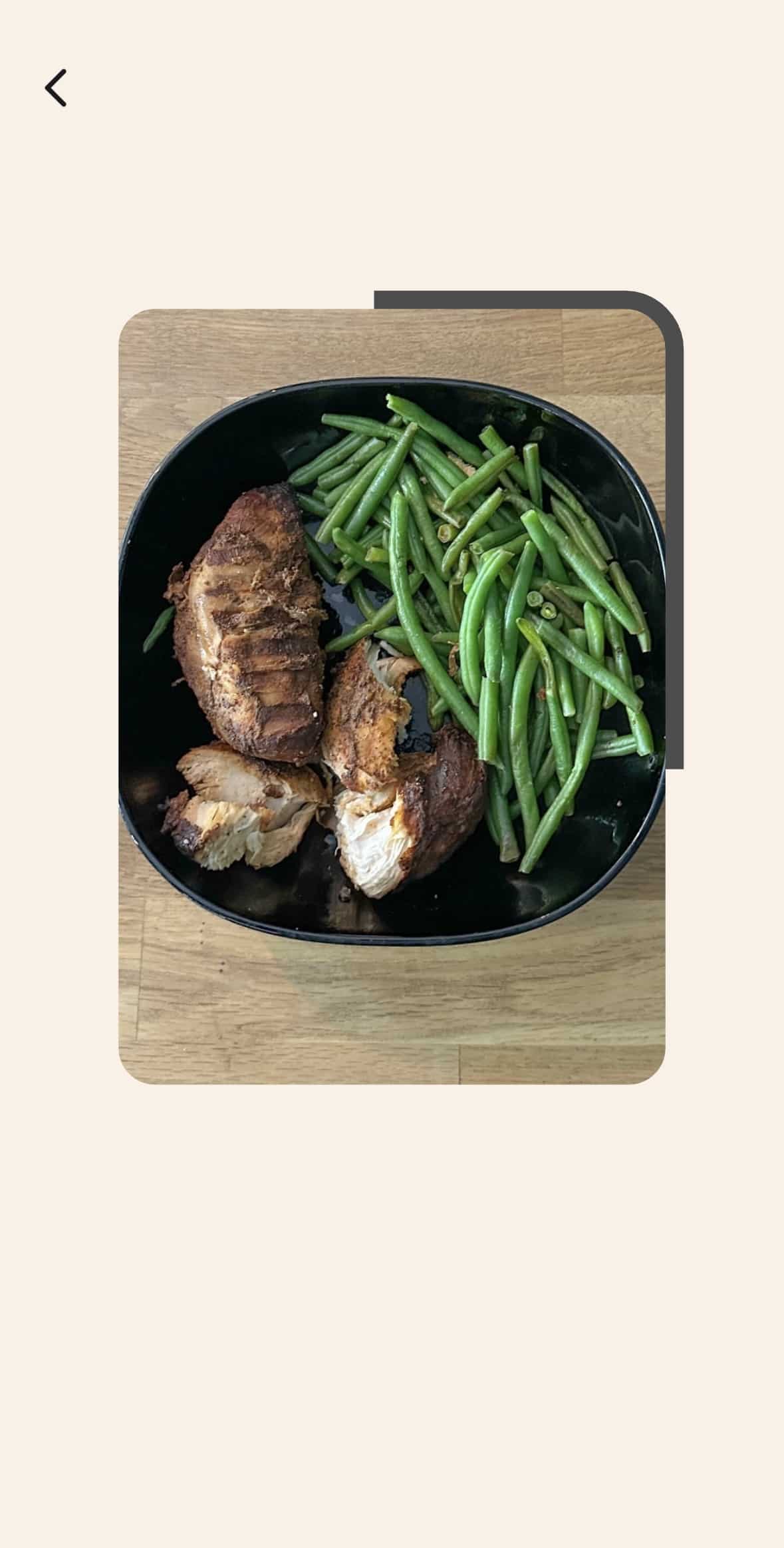 Plat de poulet et haricots verts en cours d'analyse par l'intelligence artificielle de l'application Lean.